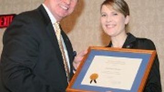 Northwood-Präsident Keith Pretty überreichte Susanne Bautz den Dealer Education Award. (ZDK) (Archiv: Vogel Business Media)