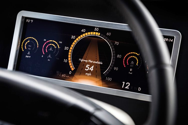 ... informiert den Fahrer neben Statusinformationen zum Fahrzeug zum Beispiel darüber, dass das „Highway Pilot“ genannte System bereit ist. (Foto: Daimler)