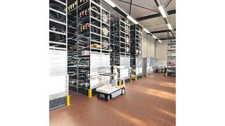 Das Regalsystem schafft Platz durch die kombinierte Lagerung von Teilen und Rädern/Reifen. Im Vordergrund ist das elektrische Höhenbediengerät Gorilla zu sehen.  Bild: Scholz (Archiv: Vogel Business Media)