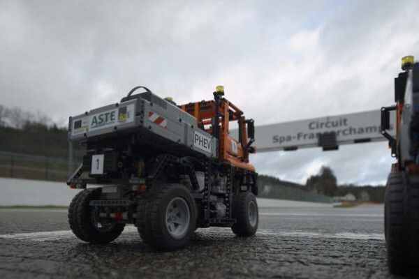 Auch neu ist der erstmals gezeigte Plug-in-Hybrid-Unimog aus Legosteinen.  (RWTH Aachen/ika)