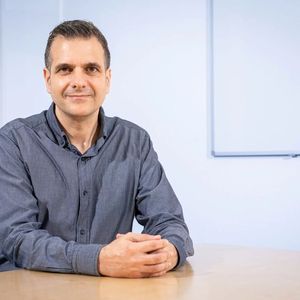 Evangelos Panos du Centre des sciences de l'énergie et de l'environnement du PSI : « C'est maintenant que sont posés les jalons. Les décisions prises durant cette décennie déterminent à quel point il est réaliste que nous parvenions à atteindre l'objectif zéro net en 2050. »(Source : Institut Paul Scherrer PSI/Mahir Dzambegovic)
