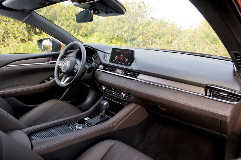 Das Armaturenbrett verbindet sich optisch direkt mit den Türverkleidungen, es gibt breitere Sitze mit dickeren Polstern. (Mazda)