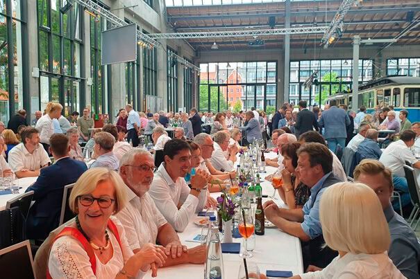 Unter den Gästen des Sommerempfangs waren viele Wegbegleiter und Freunde des bayerischen Kraftfahrzeuggewerbes. (Bild: Zietz – »kfz-betrieb«)