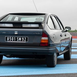 Rasantes Topmodell: Anfangs gab es den CX 25 Prestige mit einem 168 PS (124 kW) starken Benzinmotor mit Turbolader. Ende 1985 erhielten die mit dem Turbo bestückten Benzinmotoren einen Ladeluftkühler, der den Verbrauch deutlich senkte und die Leistung minimal steigerte – auf dem Papier blieben es allerdings 168 PS bzw. 156 PS mit Katalysator. Noch bevor die Produktion der Limousine eingestellt wurde, endete im Dezember 1988 die Fertigung des GTi Turbo 2 (im Bild).(Bild:   Citroën/Stellantis)