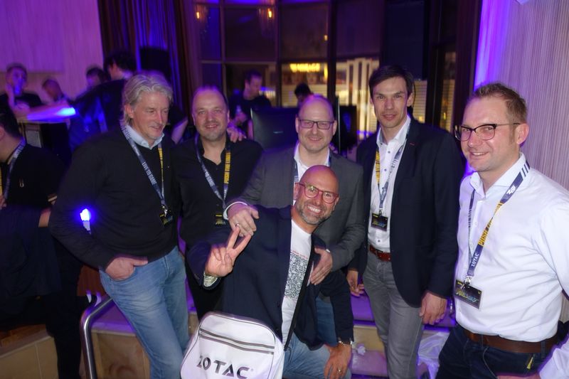 Im Gegensatz zu (v. l.) Marc Riemen (Rieberg), Sven Buchheim (bluechip), Horst Günter und Maciej Wieczorek (ZOTAC), sind Andreas Ruhland und Jürgen Brumbauer (ALSO) noch klar im Bilde. (Bild: IT-BUSINESS)