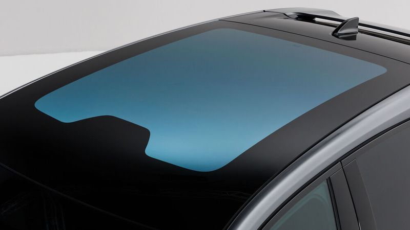 Das neue Modell bietet ein großflächiges Glasdach, welches sich per Sprachbefehl abdunkeln lässt. (Bild: Renault)