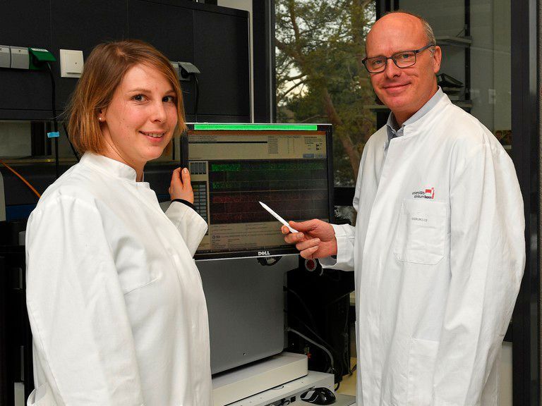 Dr. Stefanie Heilmann-Heimbach und Prof. Dr. Markus Nöthen vom Institut für Humangenetik der Universität Bonn identifizierten in Zusammenarbeit mit Kollegen über 60 Änderungen im menschlichen Genom, die das Risiko für frühzeitigen Haarausfall erhöhen. Einige von ihnen stehen auch mit Krankheiten wie Prostatakrebs oder Merkmalen wie einer geringen Körpergröße in Zusammenhang. (© Andreas Stein/Institut für Humangenetik)
