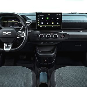 Die zwei Bildschirme – 7- und 10,1-Zoll groß – wurden vom Twingo übernommen und mit einer eigenen Grafik bespielt.(Bild:  Dacia)