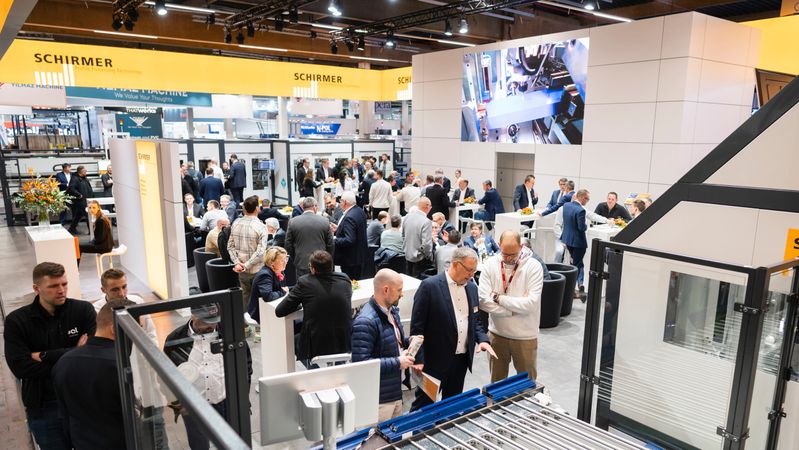 Mit zwei Beispielkonfigurationen für die Aluminium- und die PVC-Profilbearbeitung demonstrierte Schirmer zur Fensterbau Frontale 2026 den neusten Stand der Technik live.(Bild:  Uwe Niklas für Schirmer)