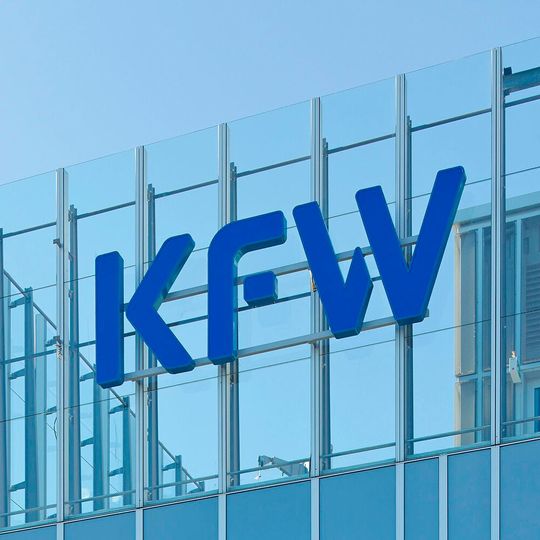 Mit einem Schnellkredit, für die die KfW-Bank zu 100 Prozent bürgt, soll vor allem mittelständischen Betrieben geholfen werden. Mit einem Schnellkredit, für die die KfW-Bank zu 100 Prozent bürgt, soll vor allem mittelständischen Betrieben geholfen werden.