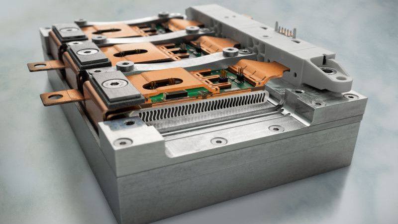 Hochintegrierter Wechselrichter mit einer Leistungsdichte von 500 kW/l, optimiert für maximale Leistungsdichte.(Bild:  Fraunhofer IZM | Volker Mai)