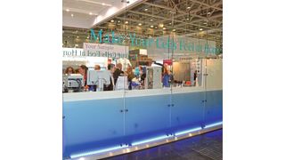 Im gläsernen Showroom präsentierte Eppendorf Zellkulturgefäße, Bioreaktoren und was es sonst noch braucht, damit gezüchtete Zellen sich „wie zu Hause“ fühlen. (LABORPRAXIS)