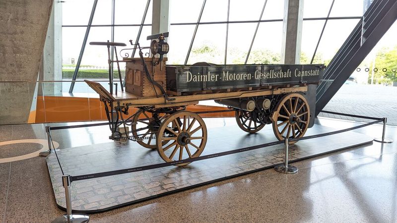 Nr. 1, der erste Lkw der Welt. Diese Replik setzten kurüzlich Auszubildende im Rahmen der Zusatzqualifikation Old‑ und Youngtimer‑Technik der Kfz‑Innung Region Stuttgart unter Anleitung erfahrener Ausbilder instand. Jodok Krumbacher aus Oberstdorf baute Ende der 80er-Jahre das Fahrzeug nach. Alles beganng  einem originalen Daimler-Phoenix-Zweizylindermotor, den er auf einem Schweizer Teilemarkt erwarb. (Bild: Dominsky – VCG)