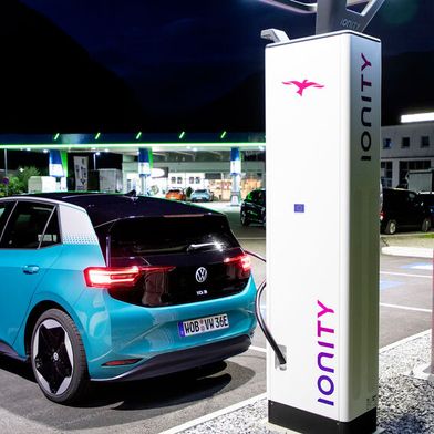 Der ID 3 von Volkswagen an einer Stromtankstelle.  (Bild: Volkswagen)