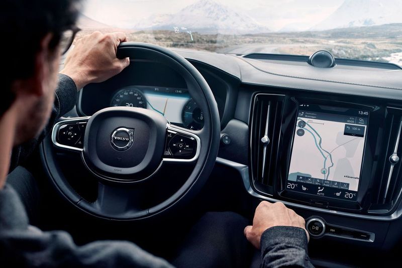 Das zentrale Bedienelement lässt sich wie ein Tablet bedienen. (Volvo)