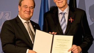 Hohe Auszeichnung: NRW-Ministerpräsident Armin Laschet (links) überreicht dem Elektrobuspionier Professor Adolf Müller-Hellmann das Bundesverdienstkreuz. (DEVK)
