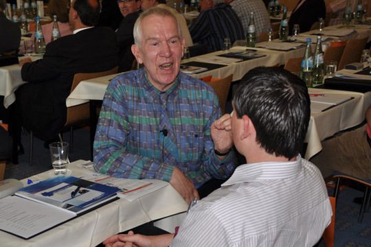 Marketing-Experte und Motivationstrainer Joachim Bullermann sprach – mit viel Einsatz – zum Thema „Menschmarketing statt Preismarketing“. (Archiv: Vogel Business Media)