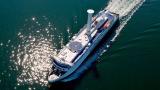 Die Hybridfähre „Copenhagen“ wurde mit einem Rotorsegel ausgestattet, das das Schiff mit Windenergie vorantreibt. (Michael Lemvig Olsen)