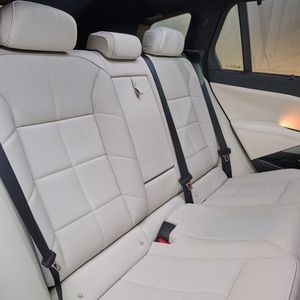 Im Fond soll der X5 seine Gäste mit viel Platz verwöhnen.(Bild:  BMW)