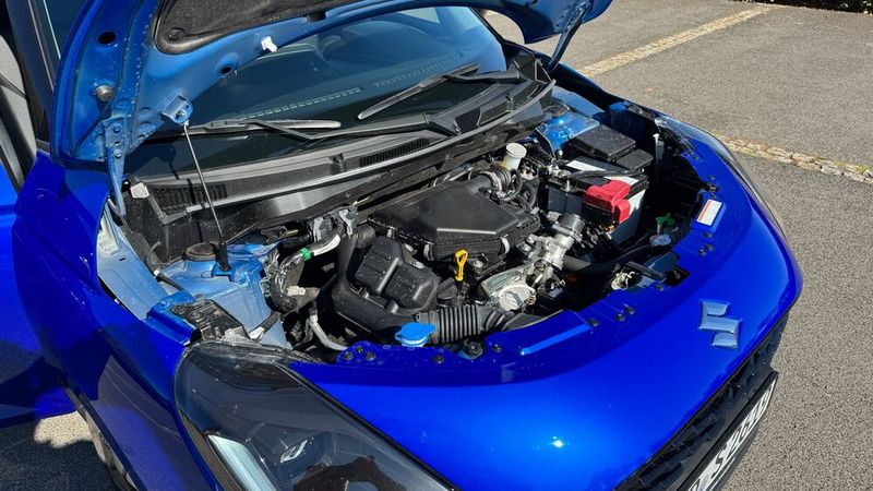 Der Swift hat stets einen 1,2-Liter-Dreizylinder-Mildhybrid-Benziner mit einer Leistung von 60 kW/81 PS an Bord. Zur Wahl gibt es ihn mit Front- oder Allradantrieb.  (Bild: Achter – VCG)