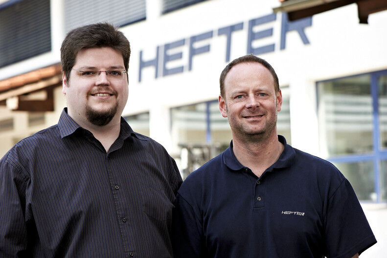 Andreas Höger (l.), IT-Systemadministrator, und Christian Stocker, Abteilungsleiter Feinblech, beide bei Hefter, legten großen Wert auf ein schnelles reibungsloses Retrofit des Blechlagers. (Bild: Stopa)