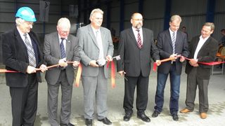 Schlüsselübergabe: Vertreter der Fährhafen Sassnitz GmbH haben kürzlich eine 3000 m² große Lager- und Logistikhalle von Stieblich Hallenbau übernommen. (Bild: Fährhafen Sassnitz)