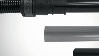 In Grau und Schwarz bietet Fränkische Industrial Pipes (FIP) jetzt Polyamid-6-Glattrohre an, die als Alternative für Aluminiumrohre für den Bahntechnik-Innenbereich zum Schutz von Kabeln eingesetzt werden können. Laut FIP halten sie Temperaturen zwischen -50 und 120 °C aus. Als passende Verbindungstechnik empfiehlt FIP sein System Fiplock-One Aipa, das auch Glatt- mit Wellrohren sicher kombinieren kann (siehe oben im Bild). (Fränkische)