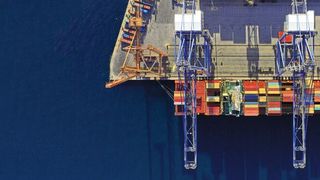 Vom virtuellen Planen der Beladung eines Containers bis zur Wahl der richtigen Holzkiste(n) sind viele kleine Schritte zu bedenken, um die richtige Überseeverpackung zu wählen. (©aerial-drone - stock.adobe.com)