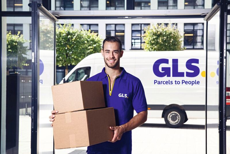 GLS-Zustellfahrer vor seinem Van: Er kann nicht, wie zahlreiche seiner Kollegen im kaufmännischen Angestelltenverhältnis, von zu Hause aus arbeiten.