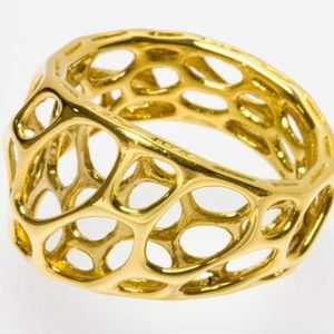 Additiv gefertigter Ring von Nervous System aus 18-karätigem Gelbgold.