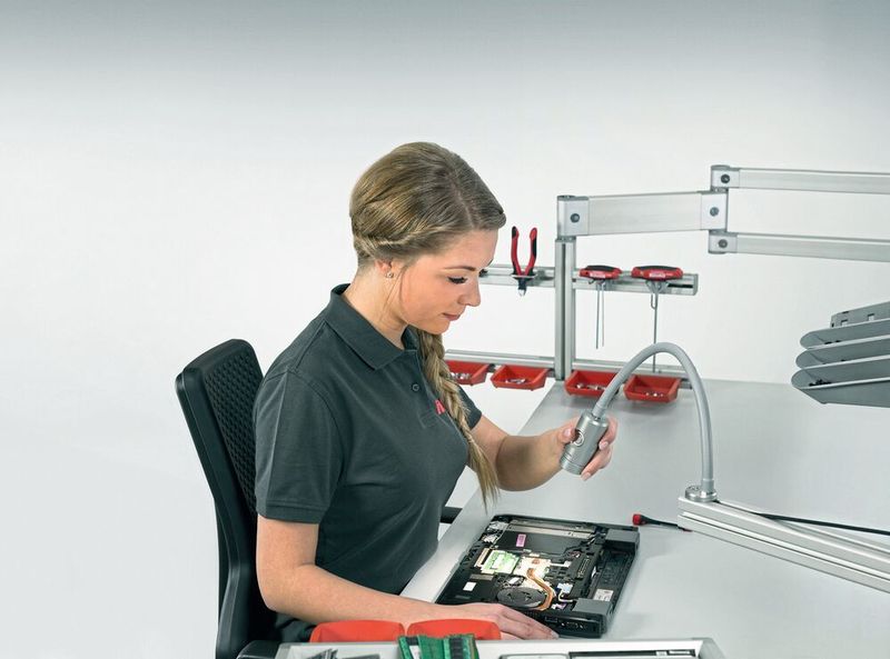 Der Einsatz der flexiblen, kleinen, aber leistungsstarken Strahler ist besonders vorteilhaft, wenn es auf sehr feine Details ankommt. (Item)