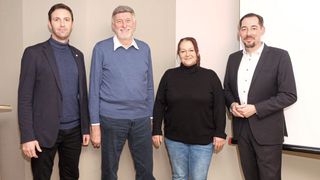 Gemeinsam für Elektromobilität: (v. l.) Alexander Gurski vom Kfz-Landesverband Baden-Württemberg, Rainer Biedermann, Obermeister Hohenlohe-Franken, Monika Schaffner, Obermeisterin Elektro-Innung Schwäbisch Hall, Crailsheim, und Steffen Häusler vom Landesverband Elektrohandwerk. (Bild: Zietz – »kfz-betrieb«)