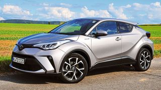 Die coupéhafte Karosserie mit ihren vielen Kanten und Ecken wirkt sportlich und fällt auf.  (Bild: Schmidt/autoFACHMANN)