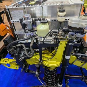 Anstelle des Verbrennungsmotors sitzen nun drei bis fünf Batteriemodule plus die Regelungselektronik. Alles an dem Umbau ist hochwertig und auf OE-Niveau ausgeführt.(Bild:  Dominsky – VCG)