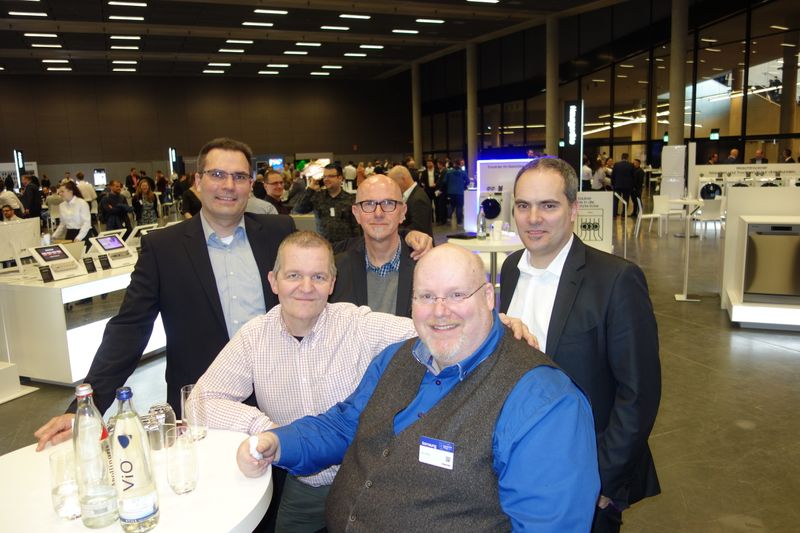 (v. l.) Thomas Med, NewStar, Frank Jäckel, Jäckel IT, Bernd Klein, Tech Data, Jens Wege und Matthias Lang, Samsung. (Bild: IT-BUSINESS)