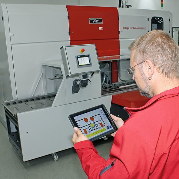 Wie Teilereinigungsanlagen heute in den Fertigungs- und Datenfluss einer Produktion integriert werden, zeigt Pero auf der Messe EMO Hannover 2017. (Pero)