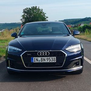 3. Der Antrieb: Der getestete Audi A5 Sportback 40 TDI (2.0) Quattro S-Tronic, Modelljahr 2023, der über ein Doppelkupplungsgetriebe und eine elektronisch geregelte Lamellenkupplung verfügt, leistet 150 kW/204 PS und hat ein maximales Drehmoment von 400 Nm. Das Modell braucht sieben Sekunden, um von 0 auf 100 km/h zu beschleunigen. Serienmäßig ist der Audi Sportback bei 210 km/h abgeregelt. Diese Begrenzung lässt sich allerdings gegen Aufpreis über eine andere Reifengröße aufheben. Der souveräne Motor passt perfekt zum Fahrzeug, er ist kraftvoll und leise.(Bild:  Mauritz – VCG)
