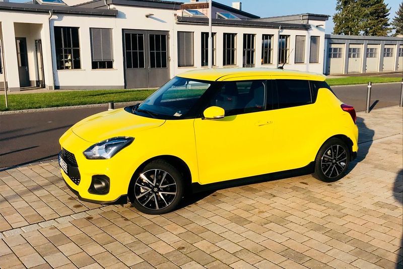 Der Swift Sport fährt auf den Punkt genau so, wie er aussieht: giftig. (Holz / »kfz-betrieb«)