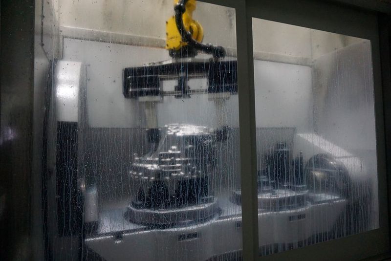 Die Zweispindelmaschine von SW verbessert die Effizienz beträchtlich, benötigt weniger Platz und Energie und verringert die Wartungs- sowie die Lohnkosten, sodass die durchschnittlichen Herstellungskosten pro Werkstück deutlich sinken. (Schlote-Gruppe)