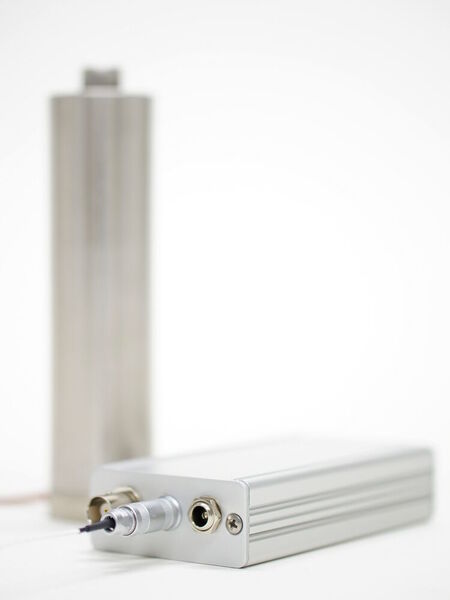 Ab sofort bietet Piezosystem Jena eine integrierte Kraftsensorik als zusätzliche Option für seine Hpower-Aktoren an. Der vollständig in das Aktorgehäuse integrierte Sensor ermöglicht das direkte Detektieren der am Piezo wirkenden Kräfte ohne Verwendung eines weiteren, externen Kraftensors. Neben der Aktorposition steht dem Kunden damit eine weitere Messgröße zur Verfügung. Der zum Produktumfang gehörende Signalverstärker wandelt die vom Sensor detektierte Kraft in ein analoges Spannungssignal um. Das System ist für Aktoren der Serien VS25, VS35 und VS45 erhältlich.
 (Piezosystem Jena)