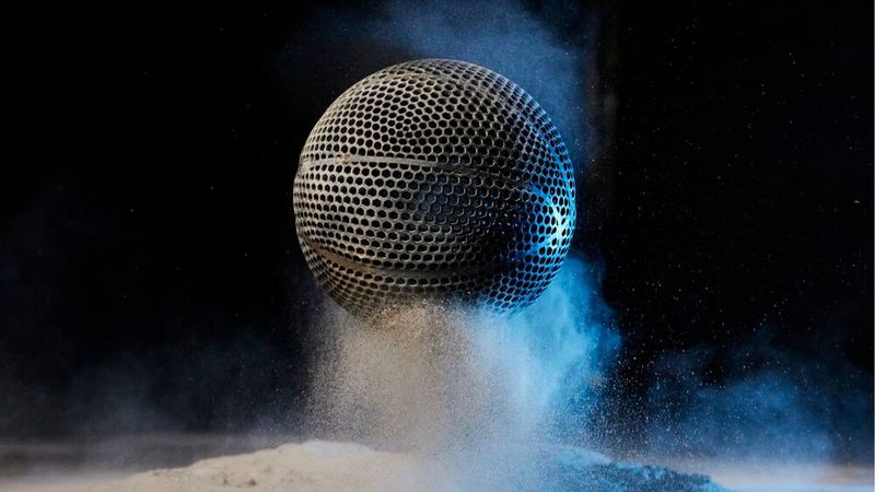 Platz 1: Zwölf Beispiele, wie additive Fertigung eingesetzt werden kann: Der 3D-Airless-Prototype-Basketball von Wilson besteht aus einem schwarzen Kunststoffgitter mit acht paneelartigen 