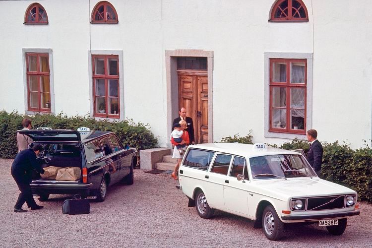 In den Siebzigern manifestierte Volvo seinen Ruf als Hersteller besonders sicherer Autos. So gab es ab 1966 die Zweikreisbremsanlage in LL-Aufteilung, mit Scheibenbremsen an allen Rädern, und ab 1972 die gegen Seitenkollisionen verstärkten Türen mit eingebauten Stahlrohren. Weitere Sicherheitsmerkmale waren Dreipunktsicherheitsgurte an vier Sitzen, Kopfstützen vorne (optional auch hinten), Scheiben aus Verbundglas, in die Karosserie integrierte Überrollbügel, Knautschzonen vorne und hinten. Die Karosserie war so ausgelegt, dass die Fahrgastzelle eine frontale Kollision mit einem Betonblock bei 50 km/h ohne größere Verformung überstand. (Bild: Volvo)