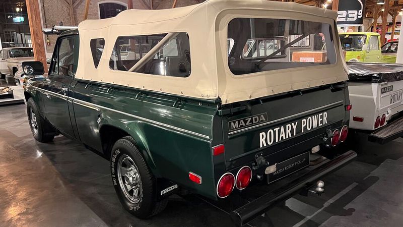 Ein ständiger Begleiter jedes Rotary Pick-ups war der eingeprägte Hinweis auf seinen Antrieb in der Heckklappe der Pritsche. (Bild: Mazda)