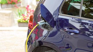 Autohäuser können für ihre E-Autos und die ihrer Kunden, die im 2022 zugelassen wurden, noch bis zum 20. Februar rückwirkend die THG-Prämie beantragen. (Bild: frei lizenziert)