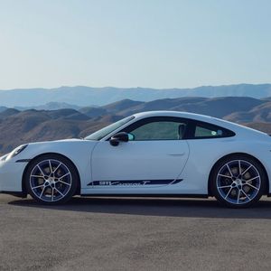 Auf über viereinhalb Meter ist der Porsche 911 in seiner aktuellen Ausbaustufe in der Länge angewachsen.(Bild:  Porsche)