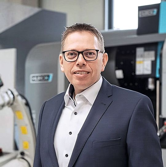 Jens Müller ist seit über 25 Jahren in Maschinenbau und Automatisierung unterwegs mit Schwerpunkt auf Roboterapplikationen nach ISO 10218-2 und integrierten Fertigungssystemen nach ISO 11161. Er ist nach ISO/IEC 17024 zertifizierter Sachverständiger für Maschinensicherheit/CE sowie für Roboter und Handhabungssysteme, zudem CMSE® (TÜV Nord) und geprüfter Sachverständiger u. a. für Maschinensicherheit und Arbeitssicherheit (BDSF e. V.) sowie Fachkraft für Arbeitssicherheit (BG ETEM).(Bild:  Jörg Müller)