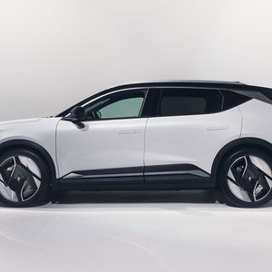 Der 4,47 Meter lange elektrische Scénic zeigt die neue Renault-Designsprache.(Bild:  Renault)