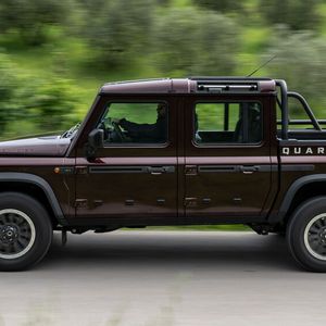 Die Alu-Türen sind an Außenscharnieren aufgehängt und fallen satt ins Schloss, wenn man sie mit Nachdruck zuwirft.(Bild:  www.albertocervetti.com)