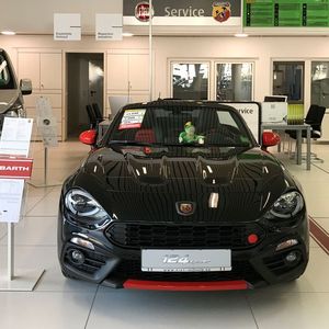 Im Schauraum wird auch die Fiat-Performancemarke Abarth angeboten.(Bild:  Dirk Schumacher)