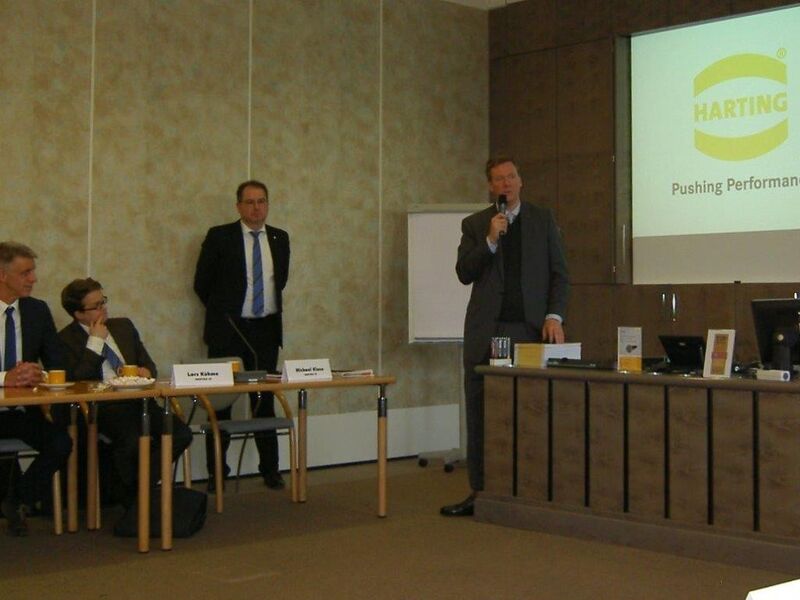 Philip Harting, Vorstand Connectivity & Networks und persönlich haftender Gesellschafter, spricht in seiner Begrüßung über Visionen, Strategien und Ziele der Harting Technologiegruppe. Auf dem Bild zu sehen (v. l. n. r.): Uwe Gräff, GF Entwicklung Harting EL und Harting EC, Lars Kühme, Manager Media and Publications, Michael Klose, Manager Media und Public Relations und Philip Harting. (Bild: S. Häuslein/konstruktionspraxis)